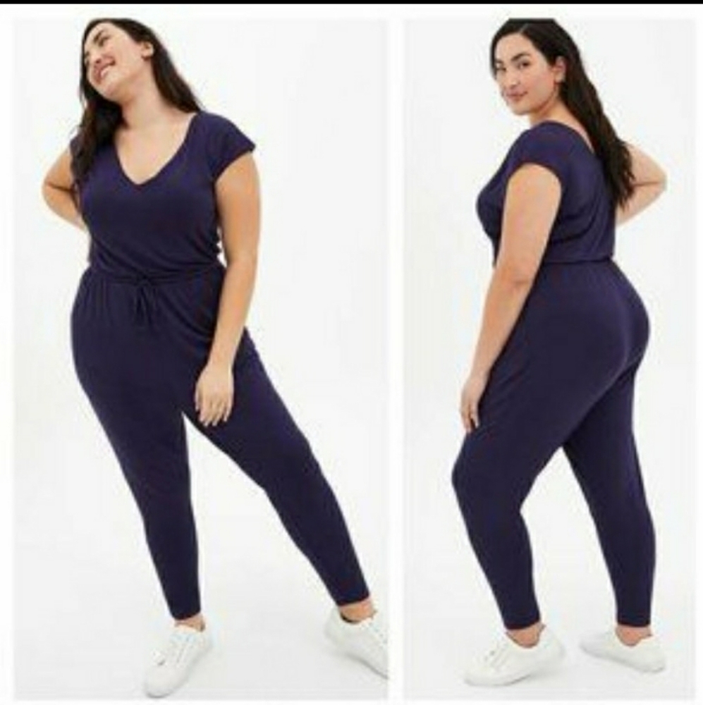 Torris Women’s V-Neck Jumpsuit in Navy